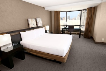 Suite, 1 Double Bed, Bathtub (Skyline Suite)