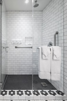 Premium Room, 2 Queen Beds, Roll-in Shower, Jetted Tub