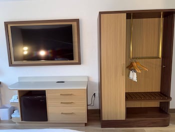 Room, 1 Queen Bed, Accessible, Non Smoking (Upgrade)