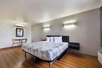 Deluxe Room, 1 King Bed, Non Smoking, Refrigerator & Microwave