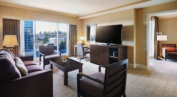 Suite, 1 King Bed with Sofa bed, Corner