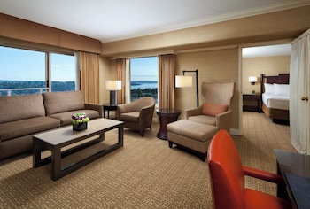 Suite, 1 King Bed with Sofa bed, Corner (View)