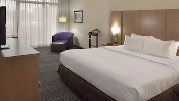 Standard Room, 1 King Bed, Balcony