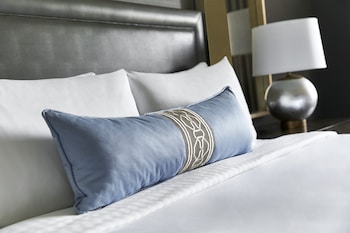 Deluxe Room, 1 King Bed (Mobility Accessible, Tub)