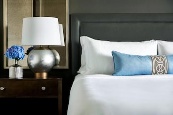 Studio Suite, 1 King Bed with Sofa bed (Mobility Accessible, Tub)