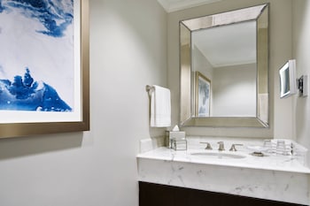 Deluxe Room, 1 King Bed (Mobility Accessible, Tub)