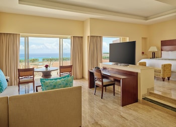 Infinite Ocean Front Honeymoon Master Suite (1 King)