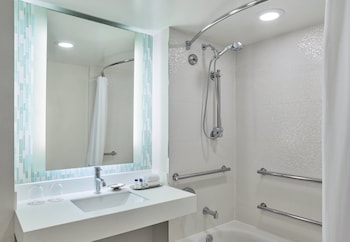 Traditional Room, 1 King Bed (Hearing Accessible)