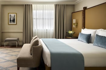 Junior Suite (Signature Extra Bed 2 Ad + 1 Ch)