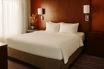 Suite, 1 King Bed with Sofa bed, Mobility Accessible, Non Smoking