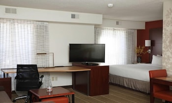 Suite, 1 King Bed with Sofa bed, Mobility Accessible, Non Smoking