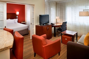 Suite, 1 Queen Bed with Sofa bed, Accessible (Mobility Tub One Bedroom)