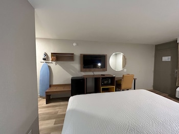Room, 1 King Bed, Accessible, Non Smoking (Hearing Impaired)