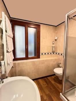 Deluxe Room, 1 Queen Bed with Sofa bed, Non Smoking, Canal View (with Sofabed)