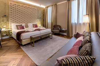 Deluxe Room, 1 Queen Bed with Sofa bed, Non Smoking (with Sofabed)