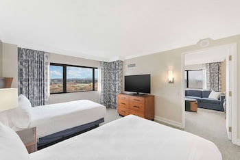 2 Double Beds Corner Suite - Balcony and Queen Sofabed