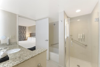 Suite, 1 King Bed, Non Smoking (Roll-in Shower)