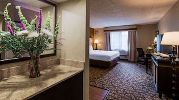 Suite, 1 King Bed, Non Smoking, Kitchenette (1st Floor)