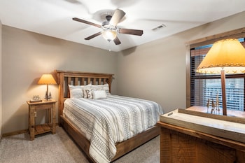 4-BD Waterfront Condo - Walk-In Level - 506