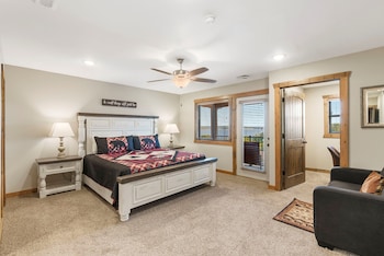 3-BD Lake View Condo W/ Loft - Penthouse Suite - 1209