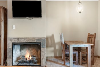 Studio Lake View Condo - Walk-In Level - 1206