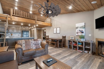 3-BD Lake View Condo W/ Loft - Penthouse Suite - 1115