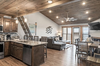 3-BD Lake View Condo W/ Loft - Penthouse Suite - 1210