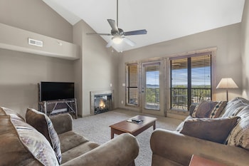 2-BD Lake View Condo - Penthouse Suite - 1511
