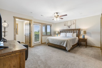 3-BD Lake View Condo - Walk-In Level - 1208