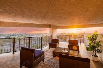 Suite, 1 King Bed, Non Smoking, Balcony