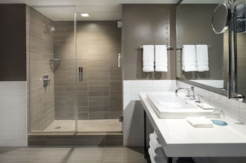 Executive Suite, 1 King Bed, Corner
