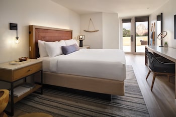 Guest room, 1 King, Red Rocks view, High floor (Mobility Accessible, Roll-in Shower)
