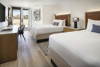2 Queen Room, High Floor, Red Rocks View