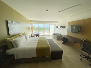Club Room, 1 King Bed (Signature)