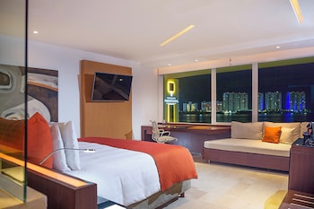 Room, 1 King Bed, Club Lounge Access, Lagoon View (Lagoon View)