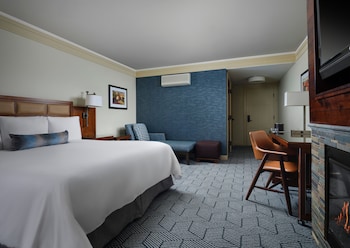Room, 1 King Bed, Mobility Accessible, Fireplace