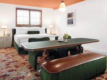 Standard Room, 1 King Bed, Microwave (The King)