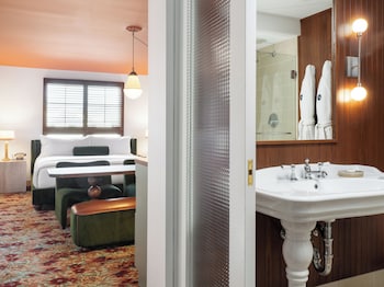 Standard Room, 1 King Bed, Microwave (The King)