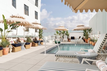 Deluxe Room, 1 King Bed, Pool View, Poolside (The King Pool View)