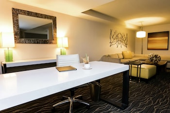 Junior Suite, 1 King Bed, Accessible, Bathtub