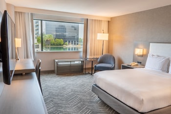 Standard Room, 1 Queen Bed, Accessible Bathtub (Communications, Mobility)