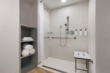 Standard Room, 1 Queen Bed, Accessible Bathtub (Communications, Mobility)