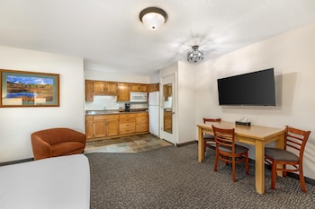 Suite, Multiple Beds, Kitchen, River View