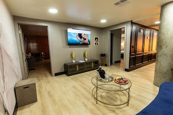 Suite, 2 Bedrooms, Non Smoking (Penthouse, 2 King Beds)