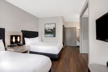 Suite, Multiple Beds, Microwave