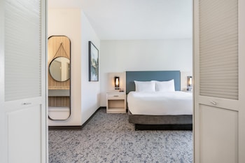 Suite, 1 King Bed, Hearing Accessible, Microwave