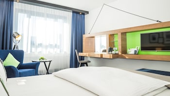 Standard Room, 1 Queen Bed (Bath Shower Combo)