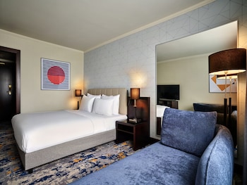 Premium Room, 1 Queen Bed, Club Lounge Access (Lounge Access)