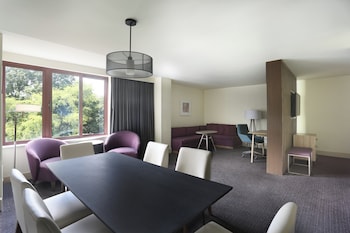 Premium Room, 1 King Bed, Corner (Worklife)