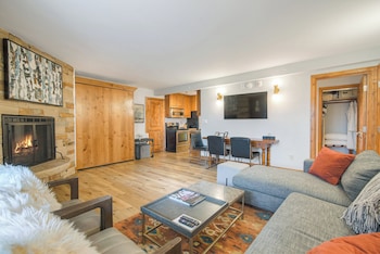 Studio (Lodge, with Murphy Bed)